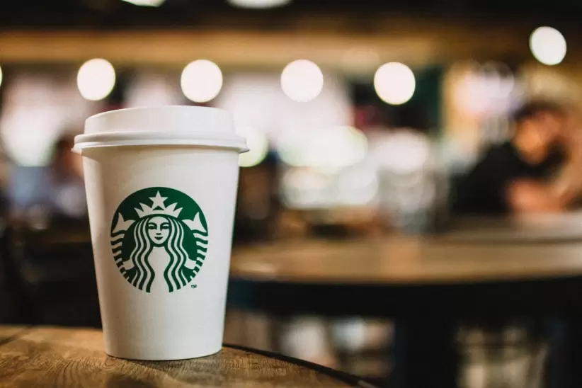 close-up-photography-of-starbucks-disposable-cup-597933