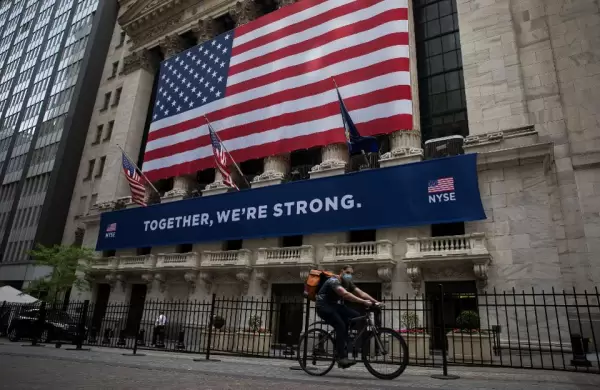 Wall Street: Las acciones desafían a la Fed y sorprenden