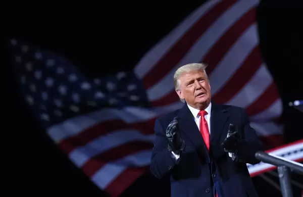 Qué revelan los "documentos infames" que busca al FBI sobre el pasado oscuro de Donald Trump