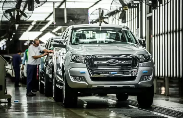 Ford sorprende con una caída en sus acciones