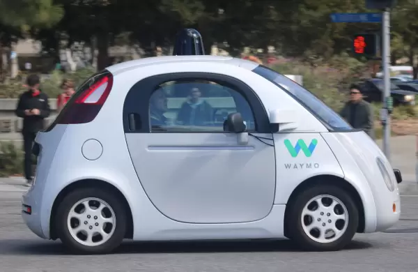 Revolución en los taxis autónomos: Waymo se asoció con Uber para expandirse por más ciudades de Estados Unidos