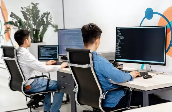 Cómo ampliar tu grupo de talentos tecnológicos durante la escasez de personal de IT