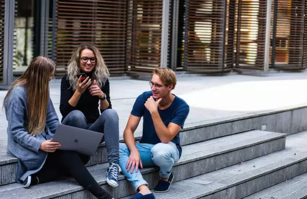 Lo que los boomers pueden aprender de los millennials al invertir