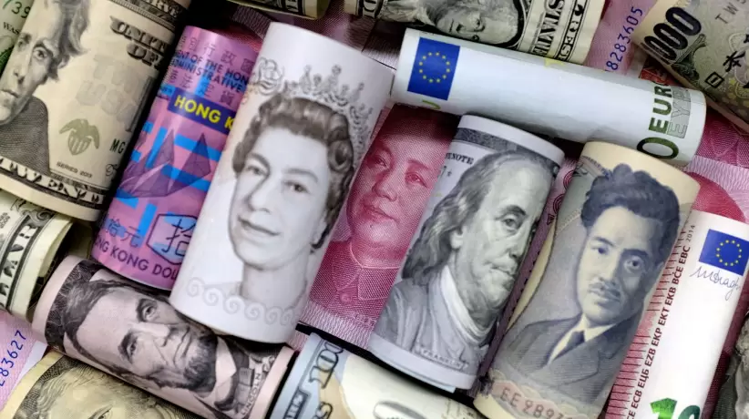 Imagen de archivo de billetes de euro, dlar hongkons, dlar, yen, libra y yuan
