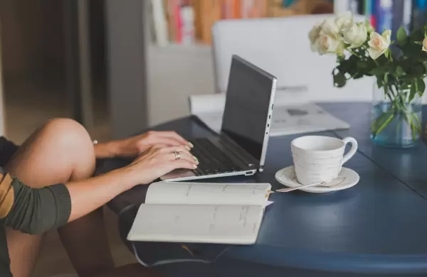 Cómo aplicar la "semana laboral de cuatro horas" gracias a ChatGPT