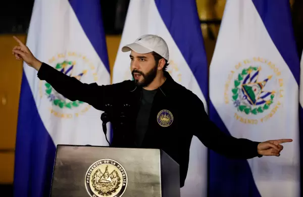 La cada del Bitcoin conmociona a El Salvador y su deuda califica como la argentina