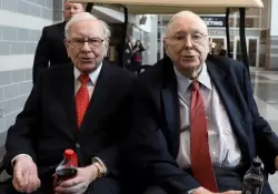 Charlie Munger, el contundente socio de Warren Buffett que llam al bitcoin "veneno para ratas", quiere que Estados Unidos prohba las crypto