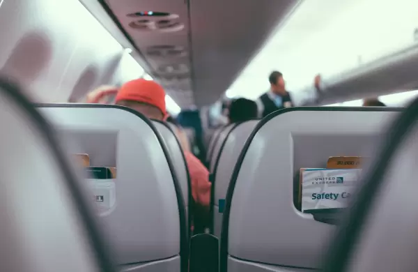 Cómo es la aerolínea que va a pesar a los pasajeros antes de subir al avión