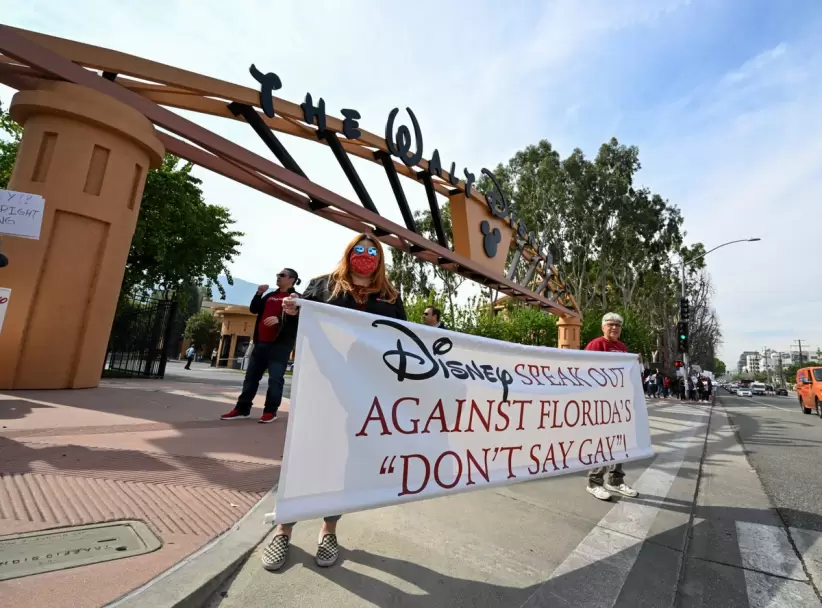 Manifestantes contra Disney por no oponerse a una legislacin anti LGBTQ