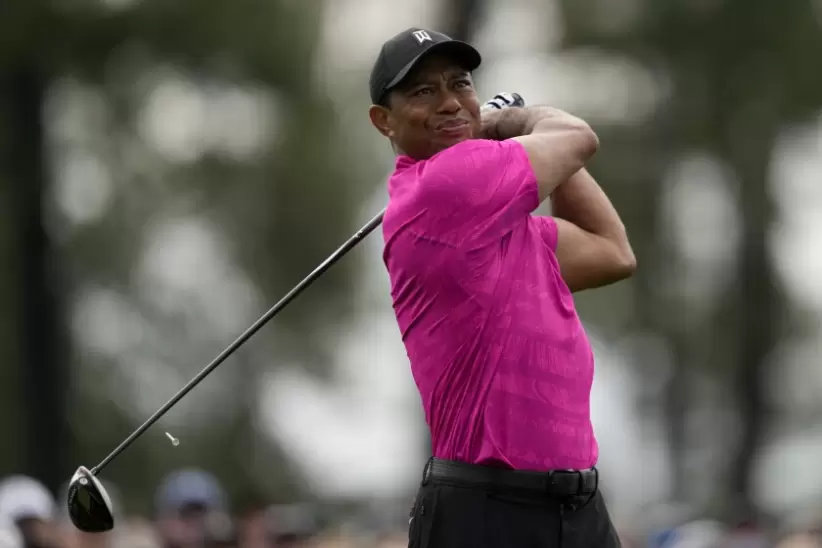 Tiger Woods volvi a jugar al golf luego del accidente en el que casi pierde una pierna.