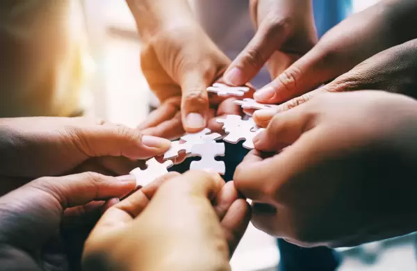 La responsabilidad de devolver a la sociedad