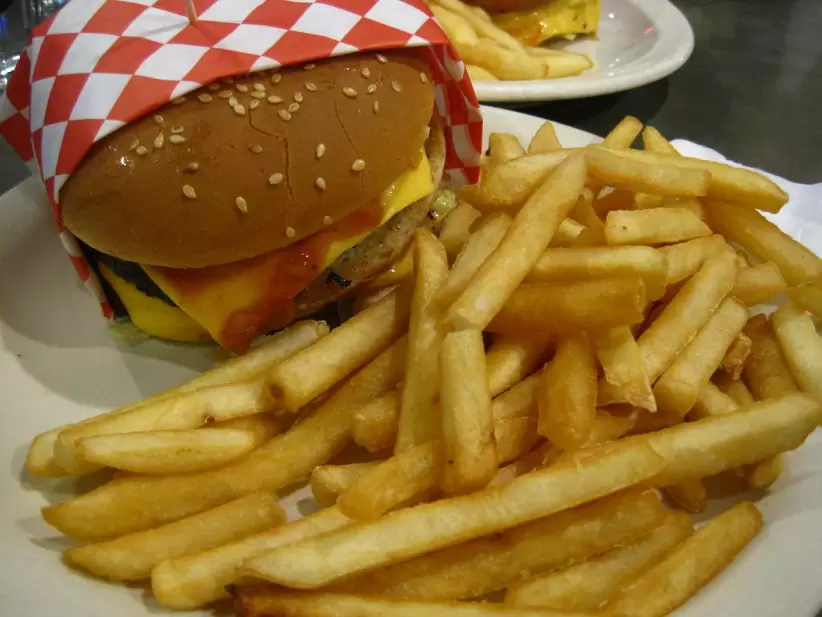 hamburguesa, hamburguesa con queso, papas fritas