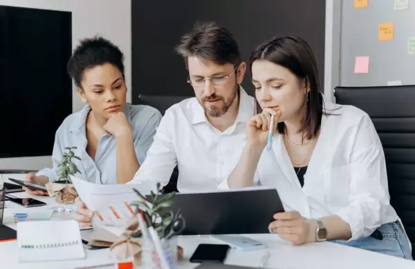 Cuatro trucos para tratar con compañeros de trabajo "mandones" (sin perder la calma)