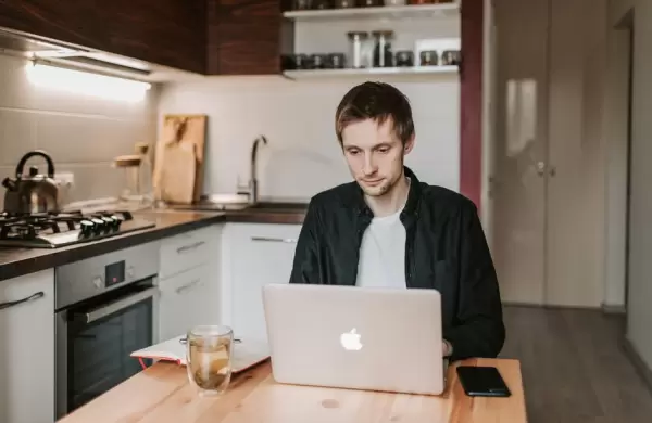 ¿Te sentís solo trabajando desde casa? Estas estrategias simples pueden cambiar tu rutina