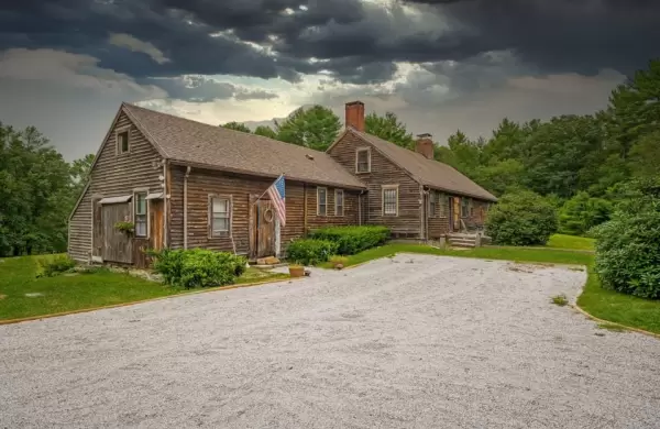 Cómo es por dentro la casa "maldita" en la que se inspiró "El Conjuro" y acaba de ser vendida