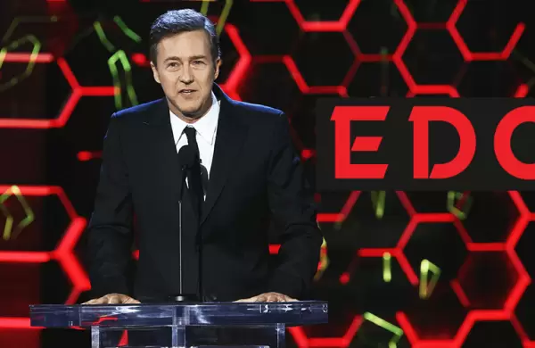 Edward Norton se sube al "Club de la Pelea" y con su revolucionaria startup quiere ser el oráculo del streaming