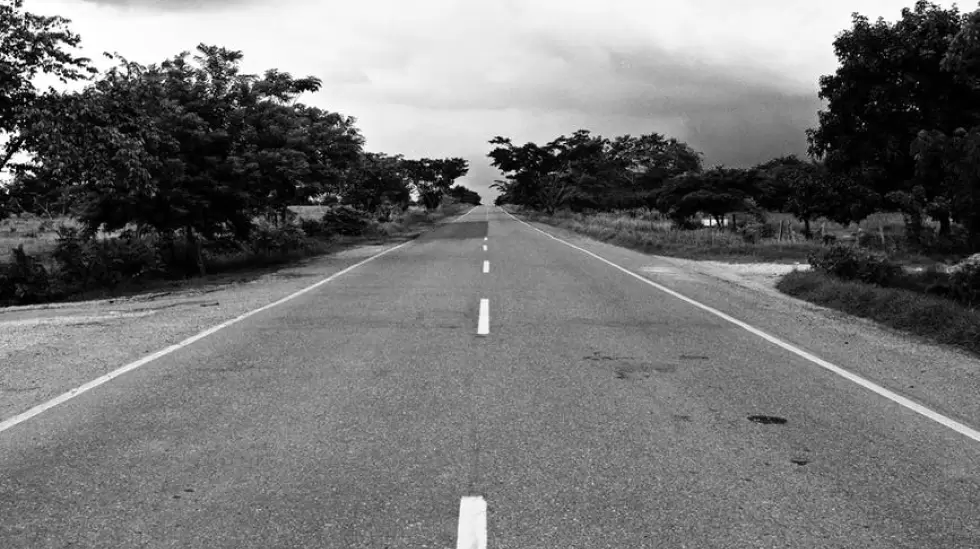 Fotografa En Escala De Grises De Una Carretera De Hormign Durante El Da