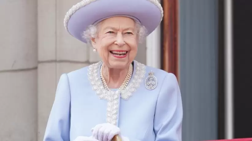 La reina Isabel II de Gran Bretaña se encuentra en el balcón del Palacio de Buck