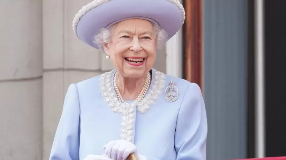 La reina Isabel II de Gran Bretaa se encuentra en el balcn del Palacio de Buck