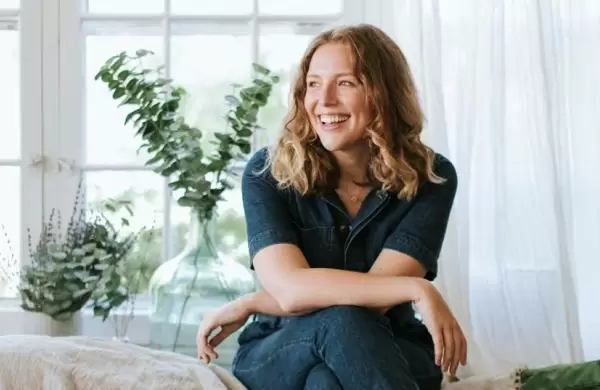 Quién es la millennial que creó una marca de lifestyle global desde el living de la casa de su madre