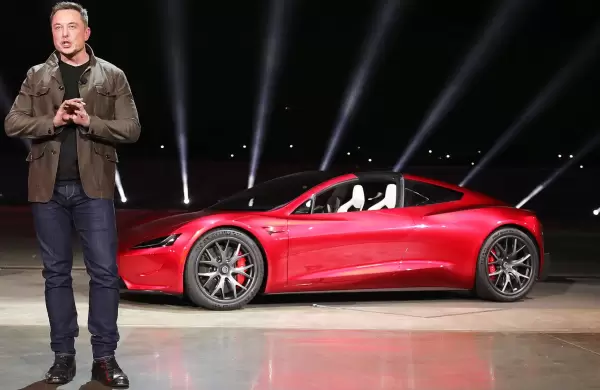 Las acciones de Tesla caen, ya la comparan con la burbuja de las puntocom y Elon Musk suma conflictos en otra empresa