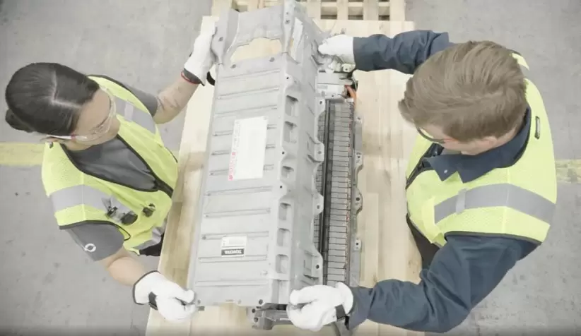 Los empleados de Redwood Materials procesan un paquete de baterías Toyota Prius usado.