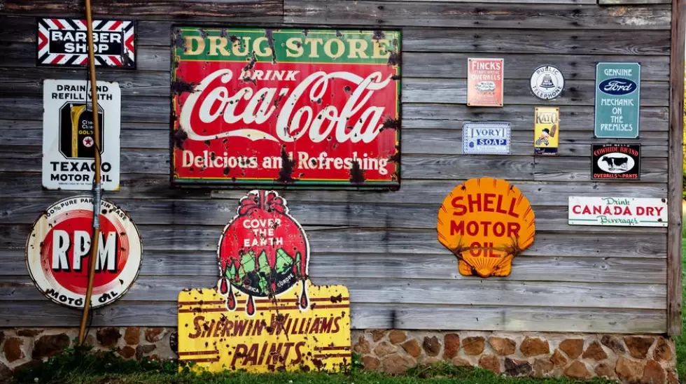 Drug Store Beber Coca Cola Letreros En Pared De Madera Gris