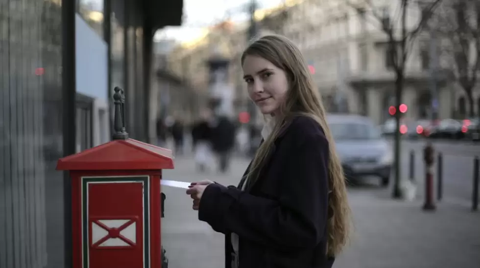 Mujer Vistiendo Abrigo Violeta Mientras Est Parado Cerca Del Buzn