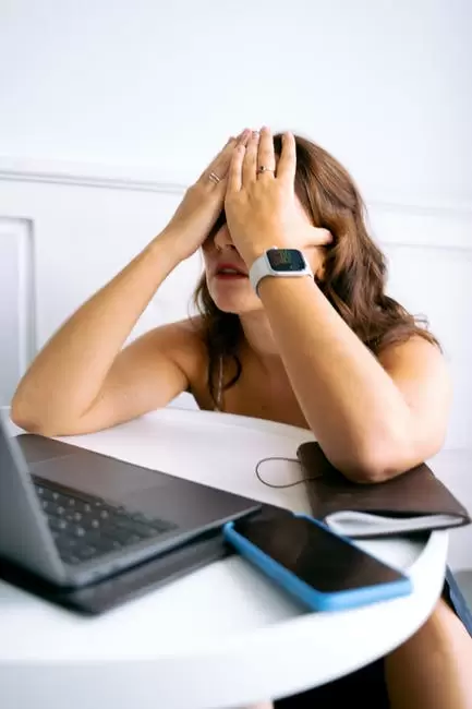 Mujer En Reloj Blanco Y Negro Sentado En Una Silla Frente A La Computadora Porttil