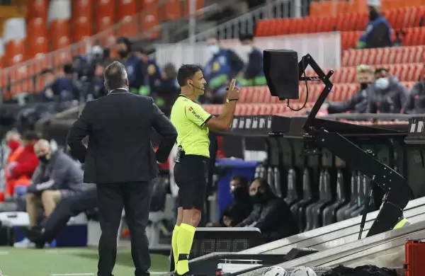 Sensor en la pelota e imágenes 3 D: así será el nuevo VAR que debutará en Qatar 2022