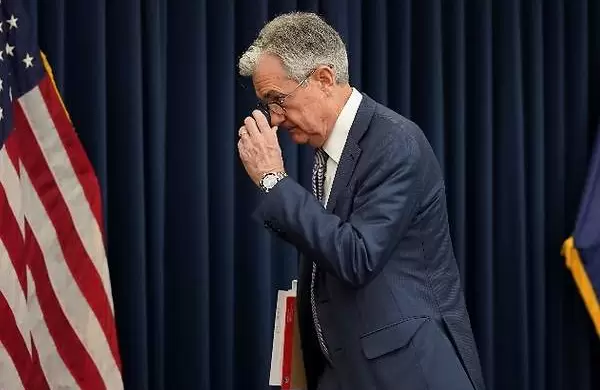 El dólar y las crypto bajan mientras esperan al señor Powell