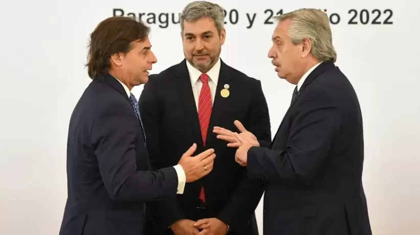 Lacalle Pou y Alberto Fernndez discuten en la cumbre del Mercosur, con Mario Ab