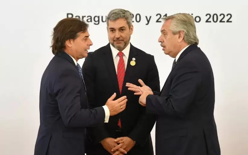 Lacalle Pou y Alberto Fernández discuten en la cumbre del Mercosur, con Mario Abdo de testigo.