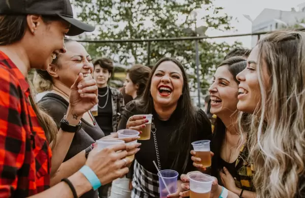 Con más trabajos que interesados en trabajar, Europa vive su verano dionisíaco antes del "invierno del descontento", donde todo puede ocurrir