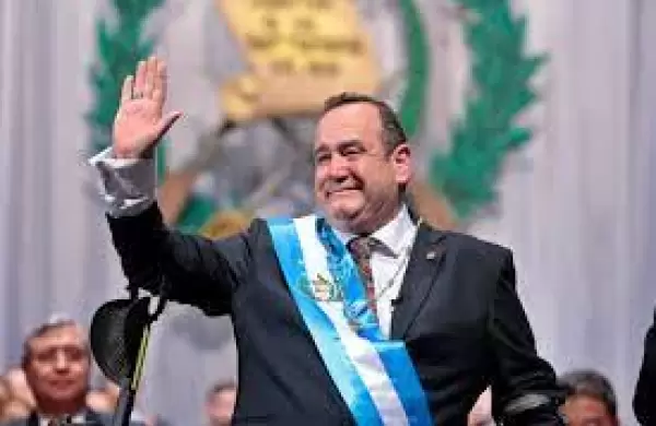 Atacan a tiros a la comitiva del presidente de Guatemala Alejandro Giammattei