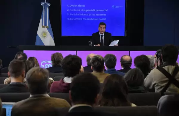 Massa jur como ministro de Economa y anunci reduccin de subsidios, fortalecimiento de reservas y acercamiento al campo