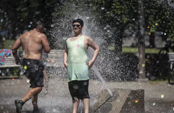 La insólita moda que se impone en Estados Unidos en plena ola de calor