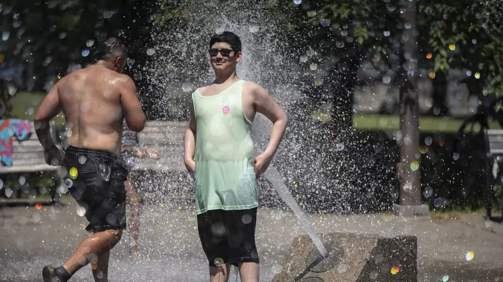 La inslita moda de vestir que se impone en EEUU en plena ola de calor