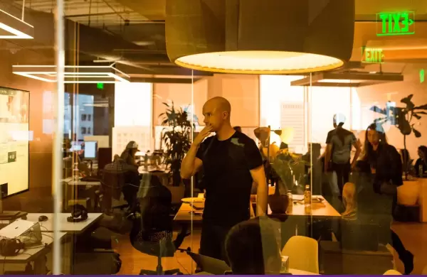 Brian Armstrong, el CEO de Coinbase, ya tenía una semana difícil y llegó la calificación de S&P Global para hacerla peor