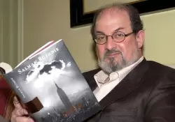 Videos: as apualaron en el cuello al escritor Salman Rushdie