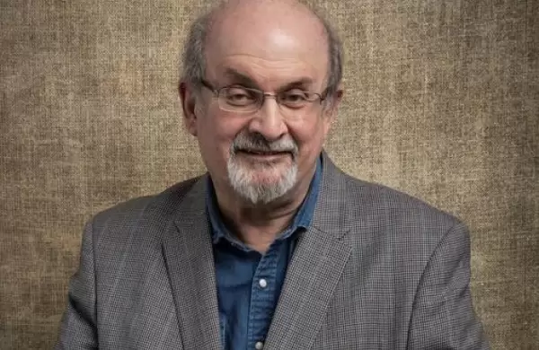 Salman Rushdie pelea por su vida: con respirador artificial, el hígado lesionado y en grave estado