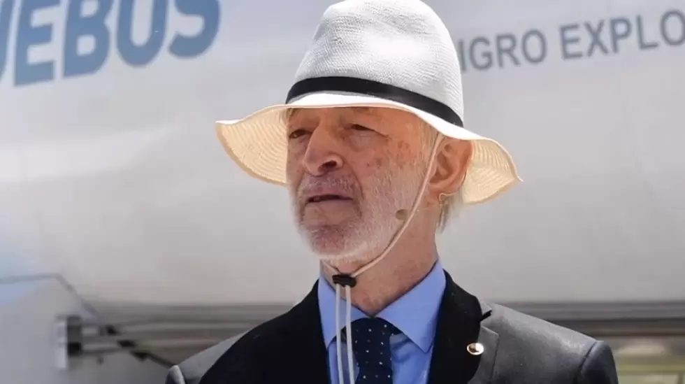 lopez mena con sombrero
