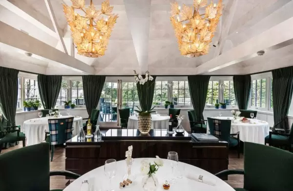 Cunto cuesta comer en la primera destilera de whisky del mundo con estrellas Michelin