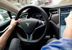 Video: Un Tesla fuera de control mat a dos personas