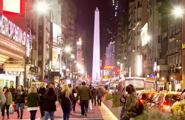Las dos caras de Buenos Aires: violentas protestas en Recoleta y turismo en el Centro y Palermo