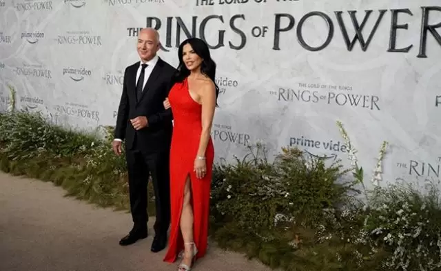 Bezos en la premier de El Señor de los Anillos con su pareja