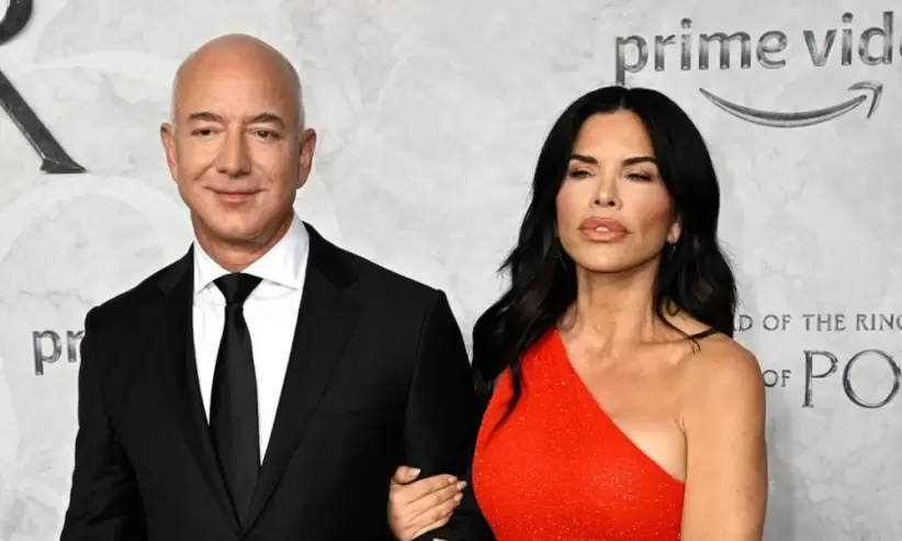 Jeff Bezos y su pareja en la premier de El Señor de los Anillos