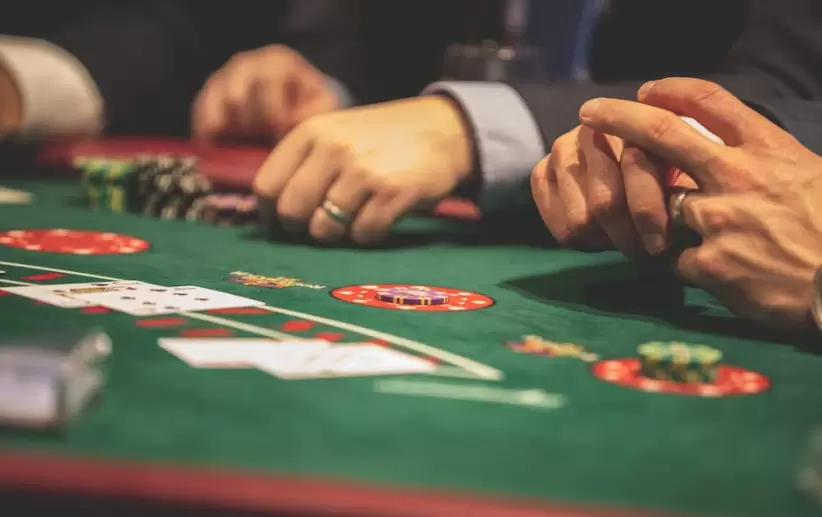 Persona Jugando Al Póquer