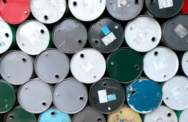 El petróleo vive un “baño de sangre” y su precio marca un récord