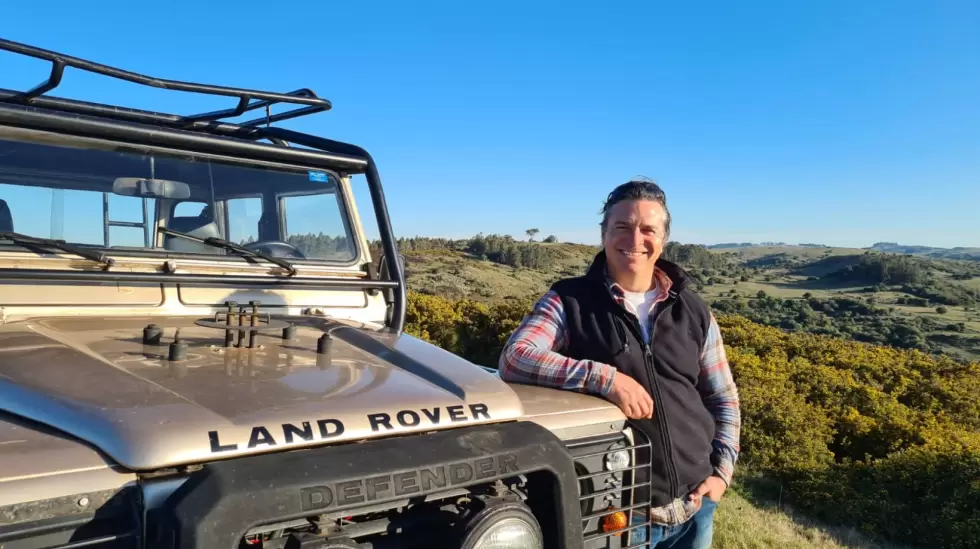 Matas Perdomo con uno de sus Land Rover. Foto: Gentileza Matas Perdomo.